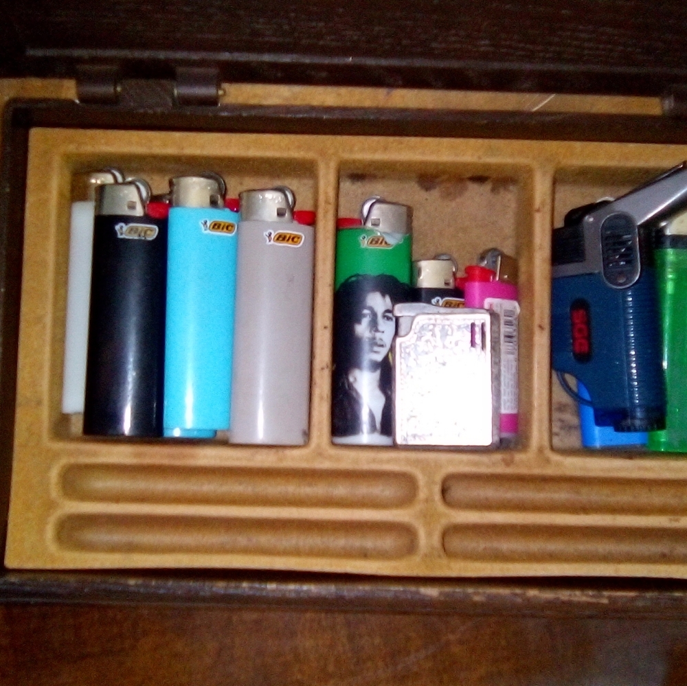 Items - Picture 4 of 16